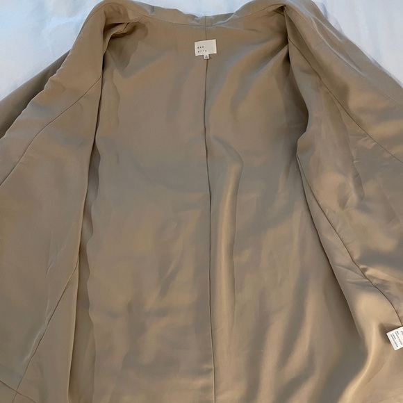 Women’s taupe blazer. Slightly oversized, but good quality.  Not too heavy - Picture 5 of 12